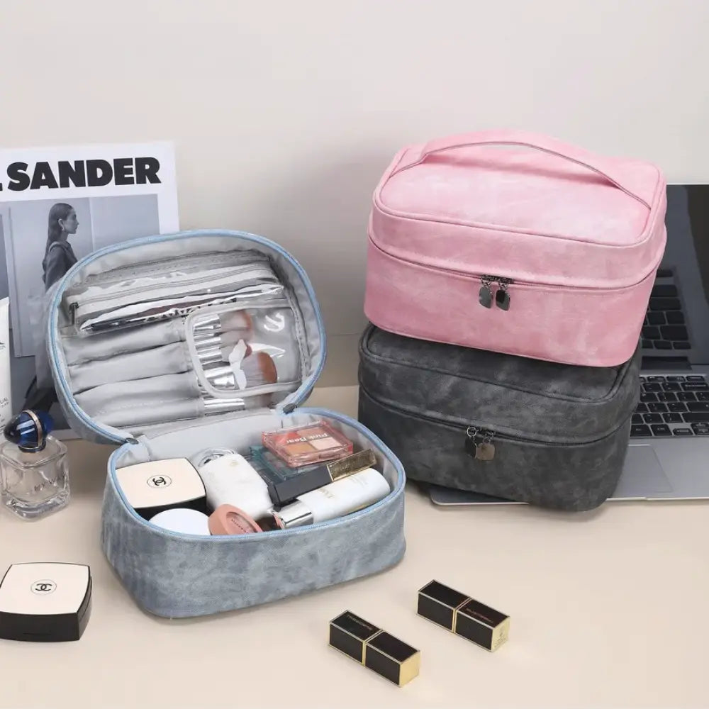 grande trousse de toilette en tissus Image