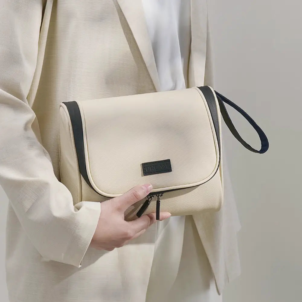 grande trousse de toilette suspendue Image