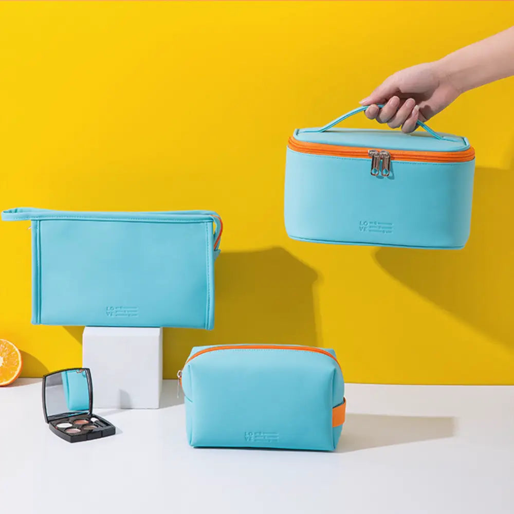 kit trousse de toilette voyage avion bleu clair design Image