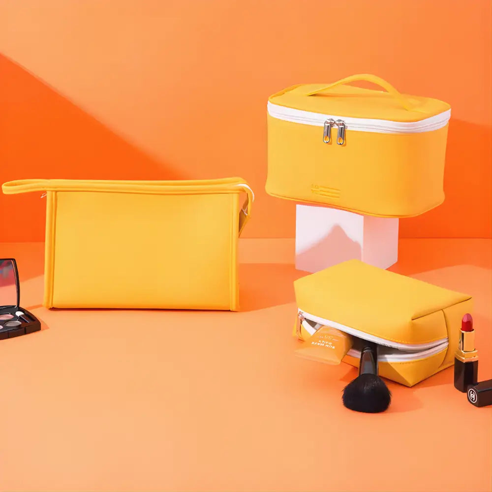 kit trousse de toilette voyage avion orange design Image