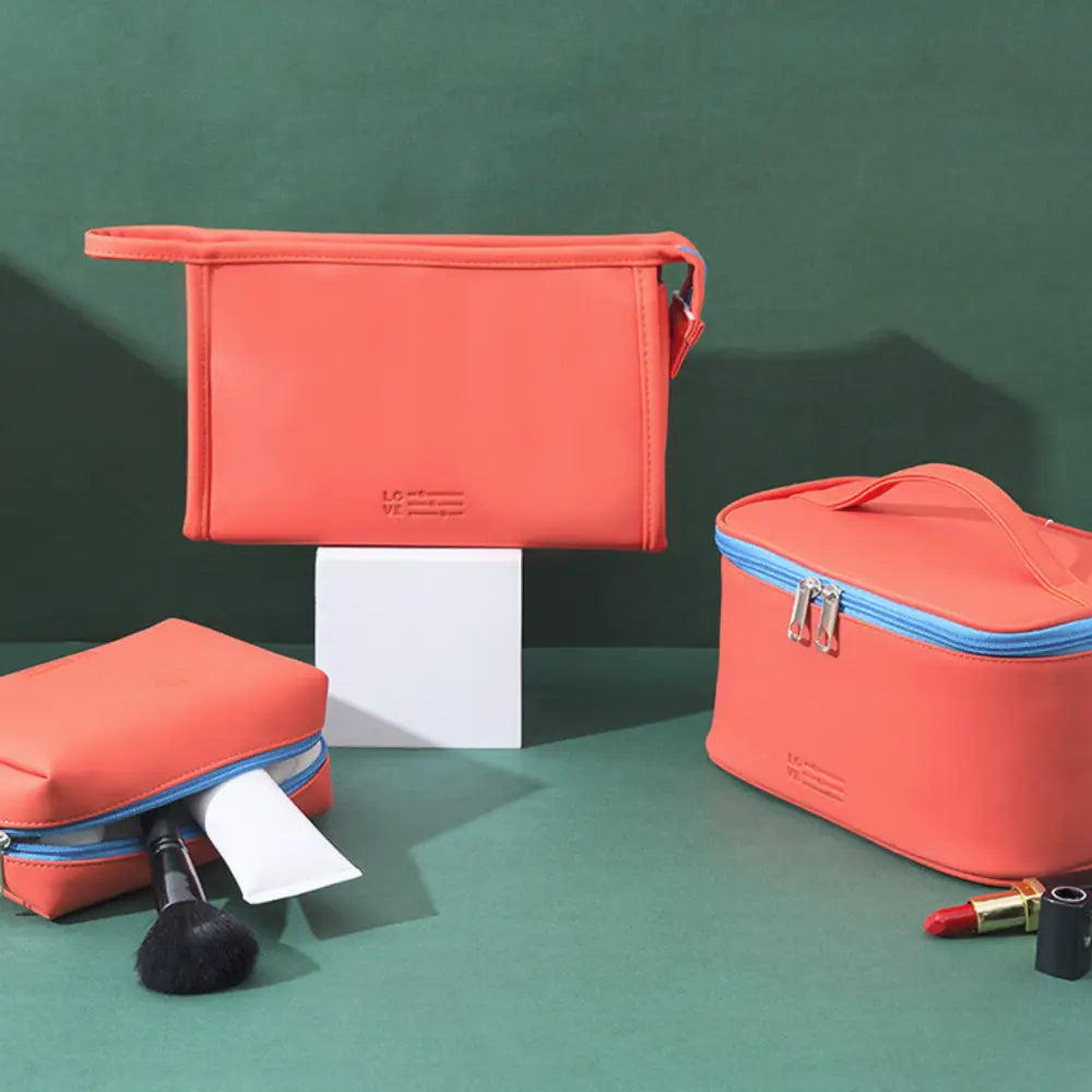 kit trousse de toilette voyage avion rouge design