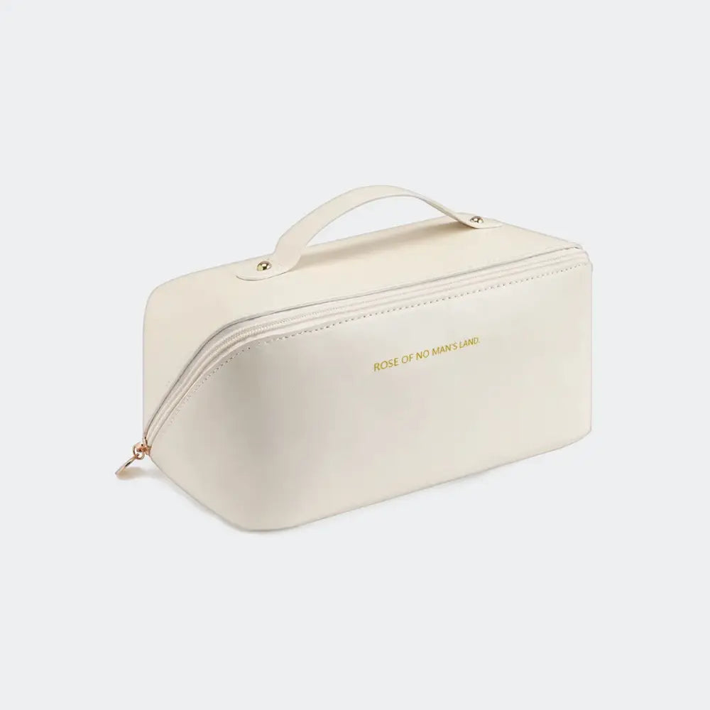 trousse de toilette de luxe femme blanc fond blanc
