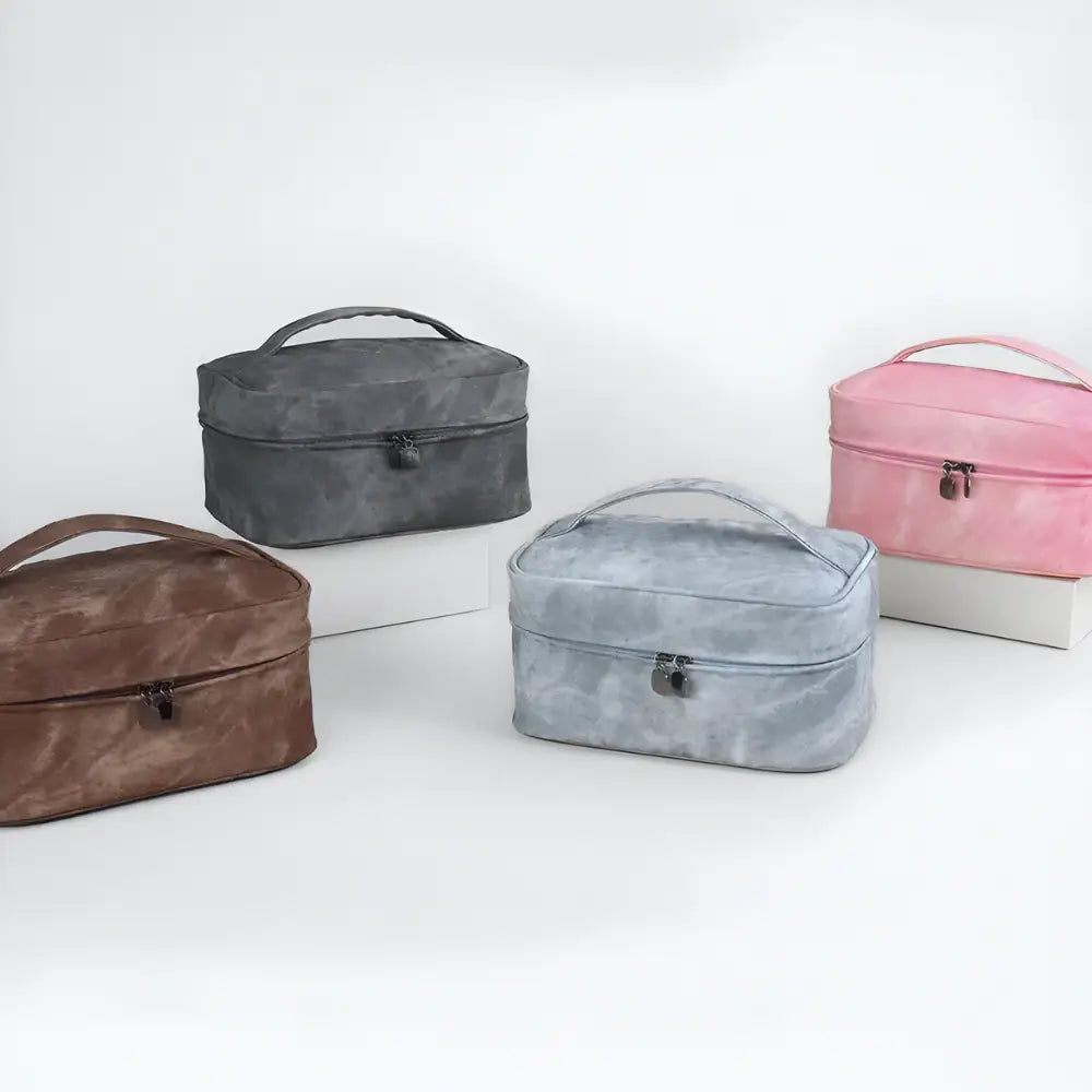 trousse de toilette en tissus fond blanc Image