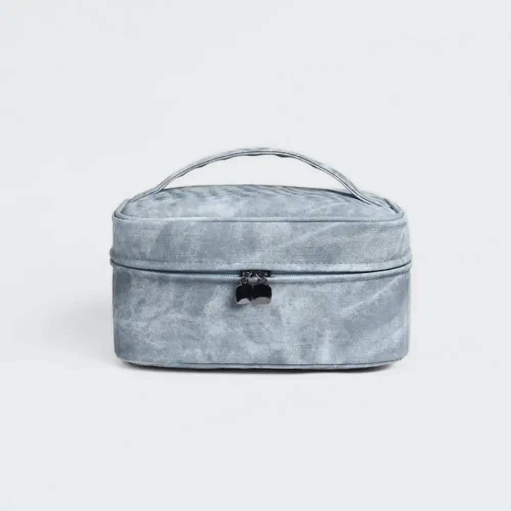 trousse de toilette en tissus gris fond blanc