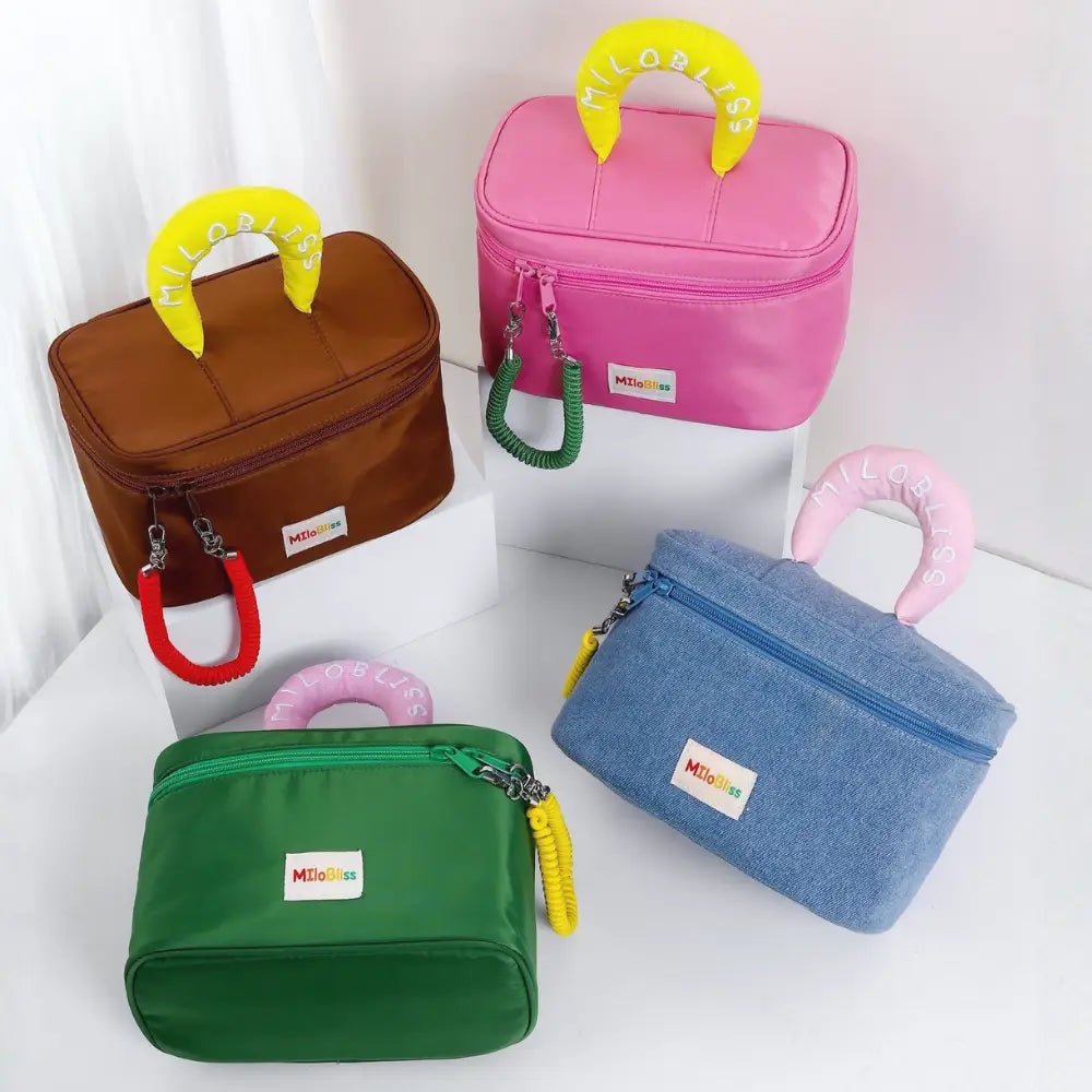 trousse de toilette enfant garcon fond blanc Image