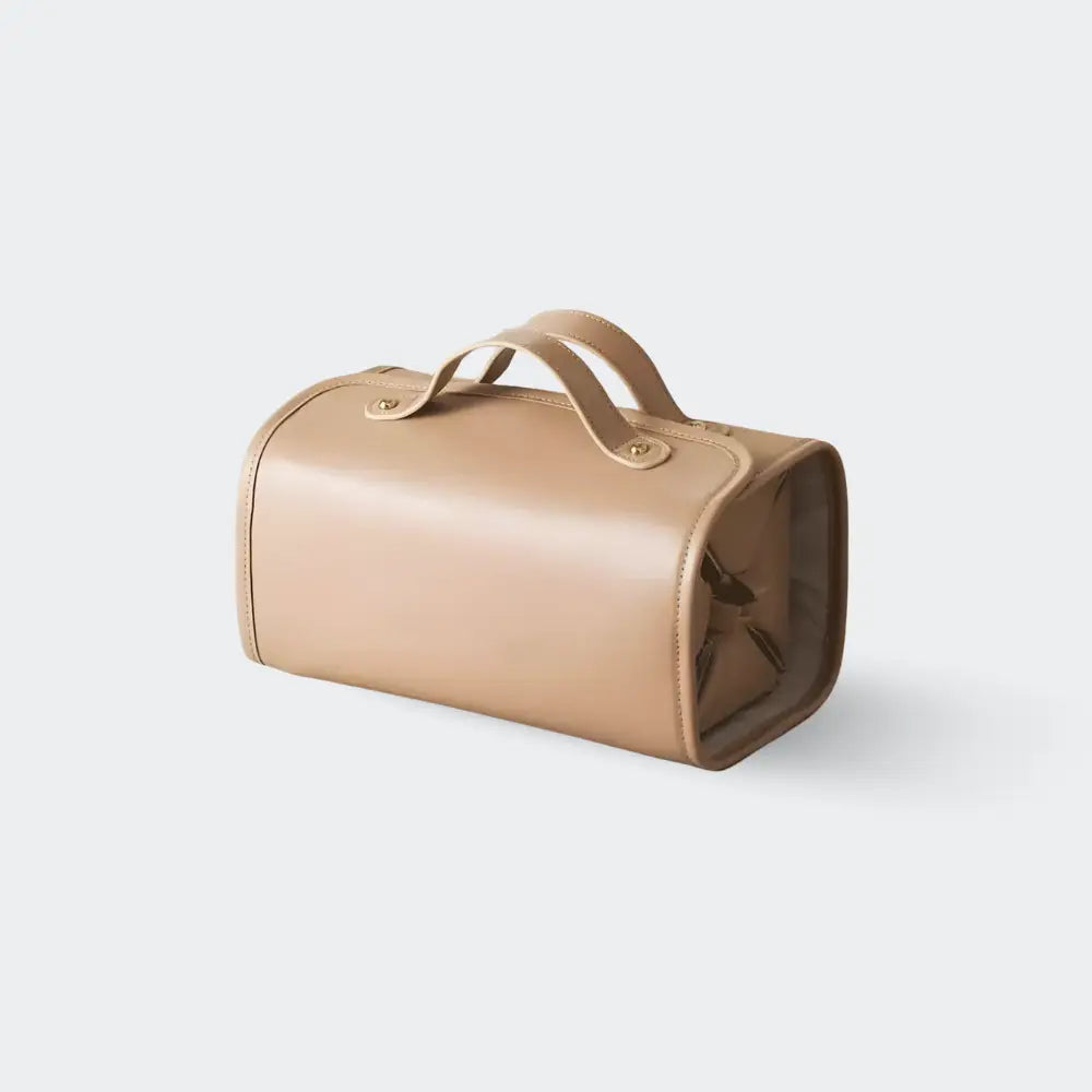 trousse de toilette femme cuir marron fond blanc