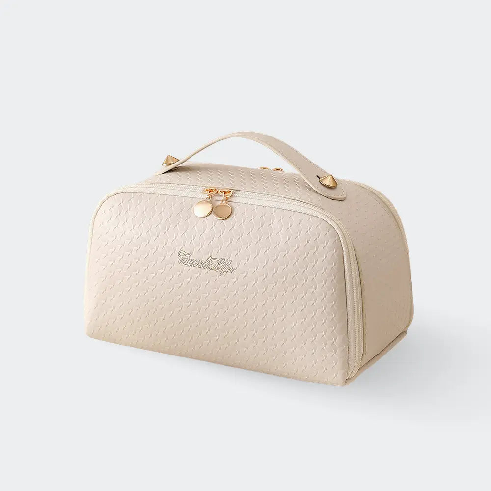 trousse de toilette femme luxe beige fond blanc
