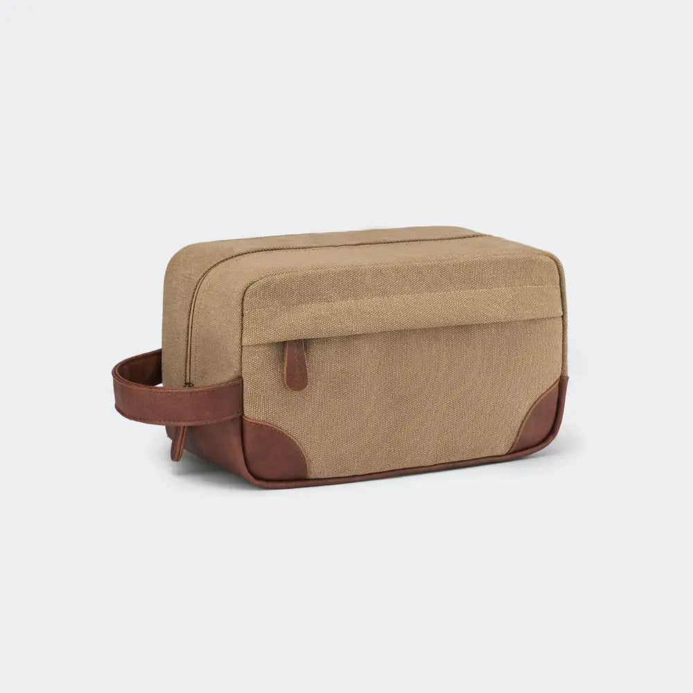 trousse de toilette homme voyage marron fond blanc