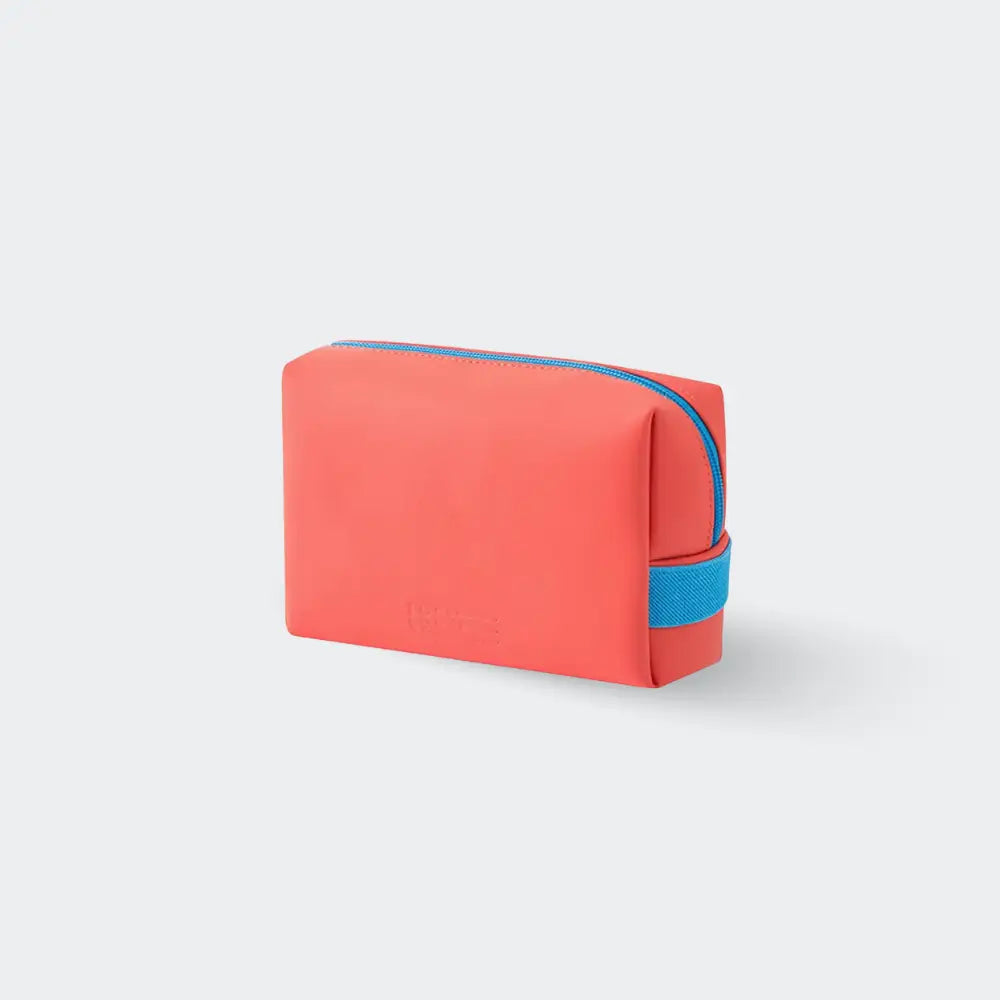 trousse de toilette luxe femme rouge fond blanc