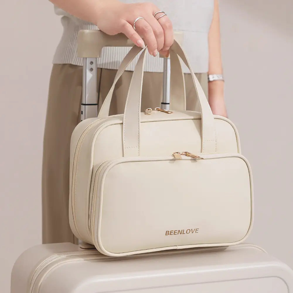 vanity femme voyage en cuir souple beige sur une valise Image